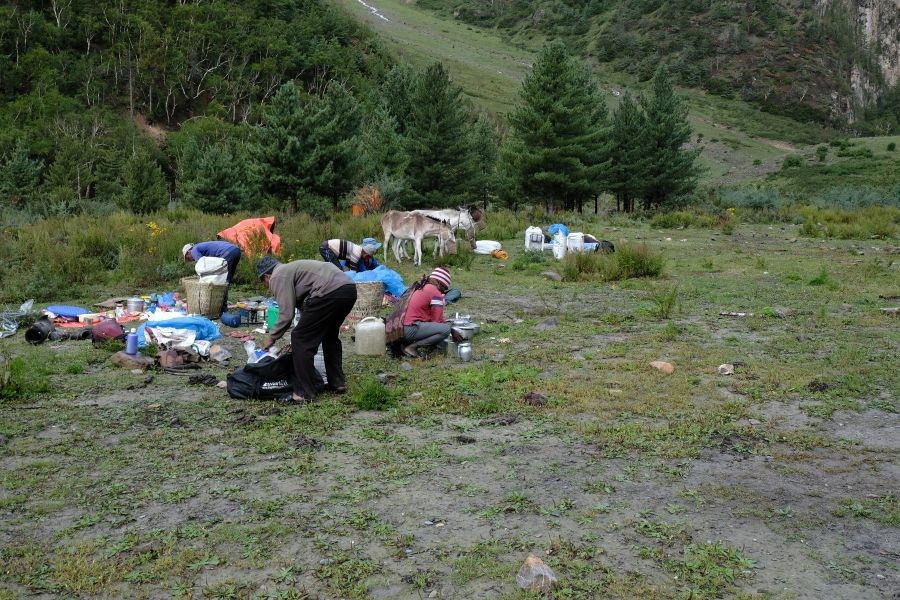 Trekkers and poters are preparing for lucnh in camping Upper Dolpo